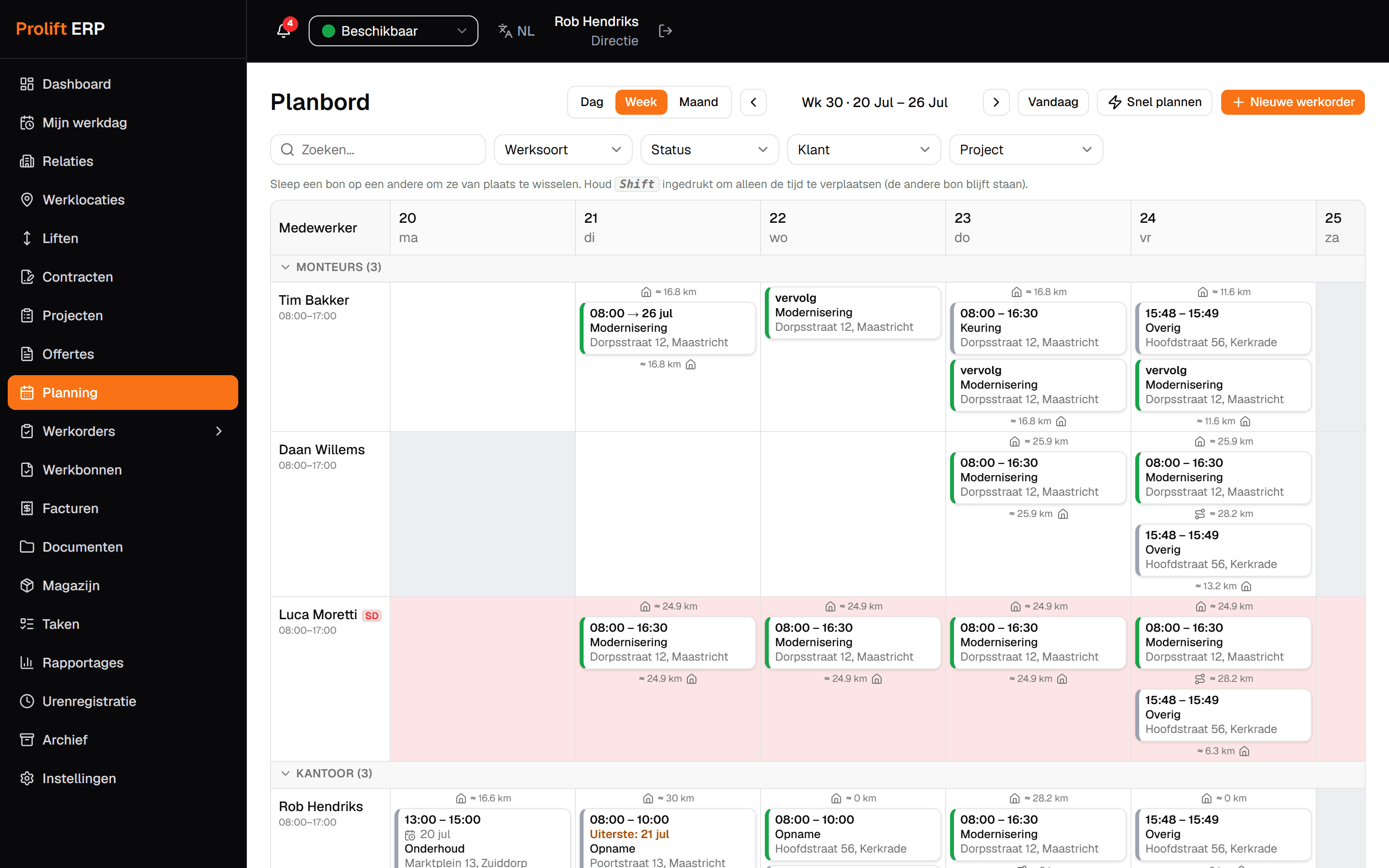 Het planbord in weekweergave: werkorders per monteur met reistijden, werksoorten en werklocaties (fictieve voorbeelddata)